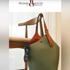 EUC Madison Beaute DeMarseille Large Teal Color Leather Bag